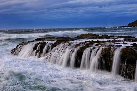 Waves crashing along the Oregon Coast. Image by Ricardo Olvera.